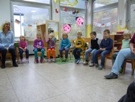 Kindergarten-Lesung von Matthias Wieland: ‚Mumins‘ von Tove und Lars Jansson; die Kleinsten lauschen der Lesung von Matthias Wieland im Ev. Kindergarten Zwergenland Girkhausen; Foto: Rikarde Riedesel