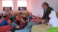 Kindergarten-Lesung von Matthias Wieland: ‚Mumins‘ von Tove und Lars Jansson; Otto Marburger von der Veranstaltergemeinschaft im Familienzentrum Blauland; Foto: Doro Vetter