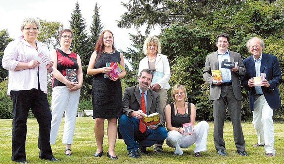 Die Veranstaltergemeinschaft stellte gestern Vormittag das 16. Berleburger Literaturpflaster vor (v. l.): Jutta Plaschke (Sparkasse Wittgenstein), Monika Klaffki (Büchertisch), Kustodin Rikarde Riedesel, Bürgermeister Bernd Fuhrmann, Marlen Jourdan (Volkshochschule des Kreises Siegen-Wittgenstein), Bettina Born (Bad Berleburg Markt und Tourismus e. V.), Tobias Pott (Helios Kliniken, Regionalleiter