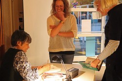 Nach der Lesung gab es für die Zuhörenden die Möglichkeit, sich die Bücher von Candy Gourlay signieren zu lassen und mit der philippinisch-britischen Autorin ins Gespräch zu kommen.