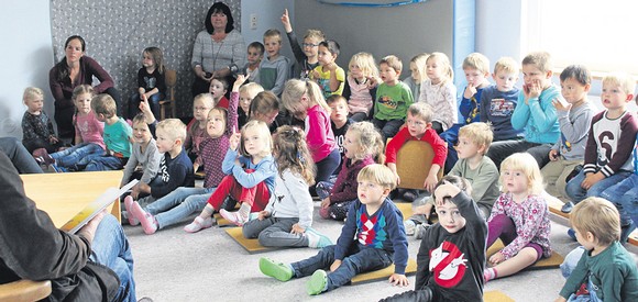 Die Kinder aus der Kita Berghausen hören ganz gespannt zu, als der Autor aus Norwegen aus seinem Buch vorliest. (WP-Foto: Emma Rothenpieler)