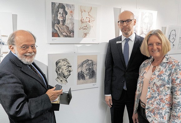 Kurator Walther Fekl (links), Kai Wunderlich vom Vorstand der Volksbank und Ulla Belz, Veranstaltungsgemeinschaft Literaturpflaster, bei der Vernissage in der Volksbank Bad Berleburg. (WP-Foto: Marcel Krombusch)