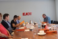 Pressekonferenz am 24.08.2016: Der Pressekonferenztisch ist vollbepackt mit spannender Lektüre aus Flandern und den Niederlangen; Foto: Rikarde Riedesel