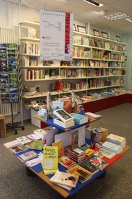 Büchertisch der Buchhandlung MankelMuth zum Gastland Frankreich; Foto: Rikarde Riedesel