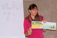 Kindergarten-Lesung: 'Der Hühnerdieb' von Béatrice Rodriguez: Béatrice Rodriguez zeigt den Kindern ihr Buch, Foto: Jens Gesper