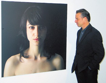 Zwei Foto-Künstler stellen auf dem Literaturpflaster aus: Şehnaz Şeker und Oliver Hadji. Das Foto zeigt sie in einem Selbstporträt, das derzeit im Stadtmuseum Bad Berleburg hängt, und ihn in echt daneben. (SZ-Foto: Jens Gesper)