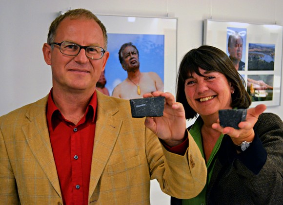 Vom Rand des Universums auf das Pflaster der Literatur: Markus Kirchgessner und Elsemarie Maletzke haben mit ihren Texten und Bildern den Literaturbetrieb Neuseelands nach Bad Berleburg geholt. (WP-Foto: Stephan Happel)