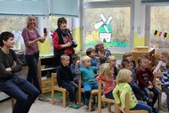 Kindergarten-Lesung: 'Ein Krokodil unterm Bett' von Ingrid und Dieter Schubert; Auch die Erwachsenen sind begeistert; Foto: Jens Gesper