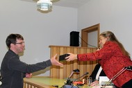 Lesung: 'Das Haus der verlorenen Seelen' von Britta Bolt; Olaf Wunderlich, Direktor des Amtsgerichts, erhält ebenfalls den Literaturpflasterstein; Foto: Jens Gesper