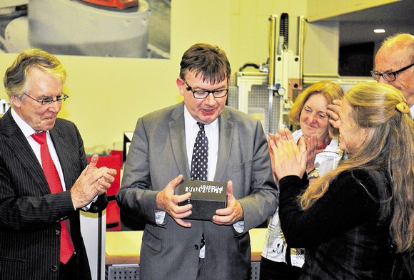 Der Generalkonsul der Republik Frankreich, Vincent Muller (Mitte), erhält von Rikarde Riedesel (rechts) den obligatorischen Literaturpflasterstein. Mit im Bild: Schirmherr Prof. Ralf Schnell (links), Ulla Belz und Otto Marburger. (WP-Foto: Lars-Peter Dickel)