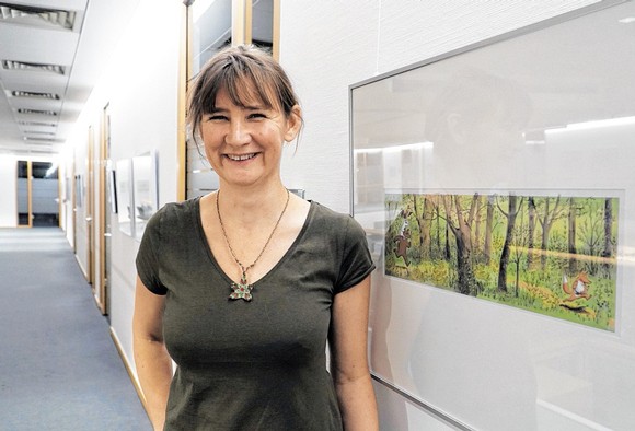 Béatrice Rodriguez stellt bis Anfang November ihre Bilder in der Sparkasse Bad Berleburg aus. Vier ihrer Bilderbücher sind bereits auf dem deutschen Markt erschienen. (WP-Foto: Marcel Krombusch)