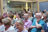 Jazz-Konzert 'Glass to Sand' mit Jazz Formation Kapok: Auftaktveranstaltung des Literaturpflasters - Die Schalterhalle der Sparkasse Wittgenstein ist prall gefüllt; Foto: Rikarde Riedesel