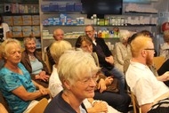 Vortrag: 'Dit is wat we delen - Literatur aus Flandern und den Niederlanden zwischen 1993 und 2016' von Prof. Dr. Jan Konst: Publikum in der Kur Apotheke; Foto: Rikarde Riedesel