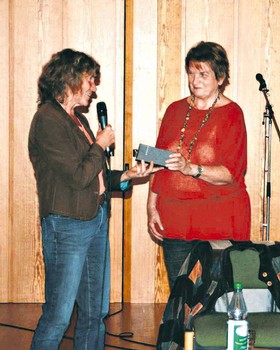Für ihre Darbietung erhielt Märchenerzählerin Katja Heinzelmann (r.) ihren fünften Literaturpflasterstein. (SZ-Foto: Beatrix Achinger)