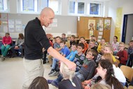 Schullesung: 'Der Riese, der mit dem Regen kam' von Stefan Boonen; Stefan Boonen liest in der Burgfeldschule in Bad Berleburg; Foto: Björn Weyand