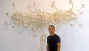 Ausstellung 'Oktobersehnen' - Yi Zheng Lin vor seinem Werk