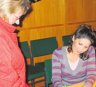 Nach der Lesung signierte Hülya Özkan sehr gern ihre Krimis in der Berleburger Polizeiwache. Drei hat sie bisher geschrieben, einer läuft nächste Woche im Fernsehen. (SZ-Foto: Jens Gesper)