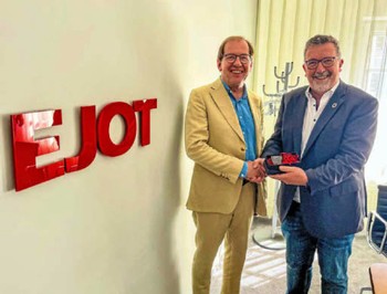 Bürgermeister Bernd Fuhrmann (rechts) überreicht weiteren Literaturpflasterstein an Christian Kocherscheidt. (Foto: Lars-Peter Dickel)