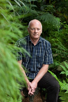 Lloyd Jones liest am 24. September aus seinem Buch. Das Foto stammt von Markus Kirchgessner, dessen Ausstellung am 5. September in der Sparkasse beginnt. (Foto: Markus Kirchgessner)