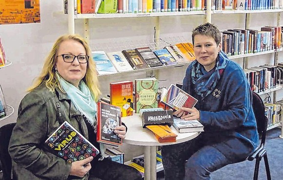 Büchereileiterin Gabriele Klotz und Buchhändlerin Monika Schröder (v. l.) von der Buchhandlung Mankel-Muth lassen das Literaturpflaster noch einmal Revue passieren, bevor die Bücher nun dem Publikum zur Verfügung stehen. (Foto: Stadt)