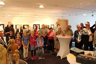 Ausstellung: 'Reading Images - Wenn aus Worten Bilder werden' von Tom Schoonooghe; Publikum in der Volksbank Wittgenstein; Foto: Jens Gesper