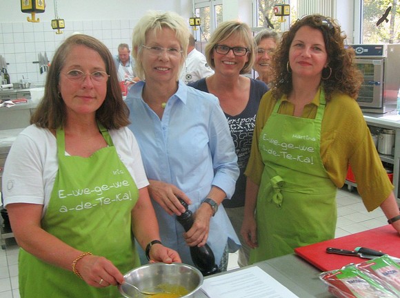 Fünf engagierte Hobby-Köchinnen beim Berleburger Literaturpflaster 2016, Kochkurs 'Flandern und Niederlande', von links nach rechts: Iris Kocherscheidt, Margit Fischer, Bettina Born, Bärbel Hundt und Martina Schäfer. (WP-Foto: Patrick Friedland)