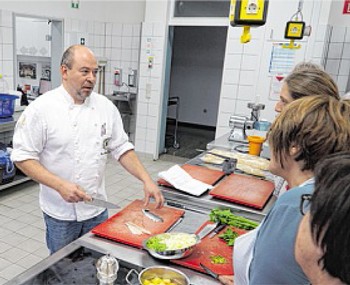 Hans-Christian Radenbach bereitet den Fisch zu. (WP-Foto: Marcel Krombusch)