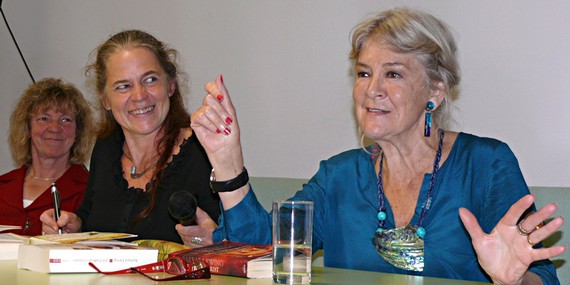 Aus einer guten Schauspielerin entwickelte sich eine reife, hervorragende Romanschriftstellerin. Die in London lebende Neuseeländerin Barbara Ewing (r.) reiste eigens für die Lesung in Bad Berleburg nach Deutschland. Mit im Bild: Rikarde Riedesel (Mitte) und Marlen Jourdan. (WP-Foto: Christiane Sandkuhl)