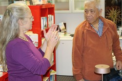 Ein wenig ratlos ließ jetzt der Vortrag auch Literaturpflaster-Organisatorin Rikarde Riedesel zurück, die im Anschluss an die Veranstaltung nochmal das Gespräch mit Siegfred Deduro suchte.