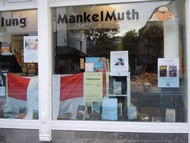 Die Vorbereitungen des diesjährigen Literaturpflasters laufen auf Hochtouren. Die Buchhandlung MankelMuth bereitet ihren Kunden ein indonesisches Schaufenster, Foto: Rikarde Riedesel